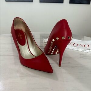 Beautiful Valentino Pump! Definitely the statement piece you need!